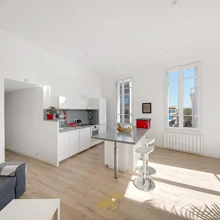 Apartman Spacieux T2 Face A La Gare - Fibre - Park Gratuit Proche - Clim